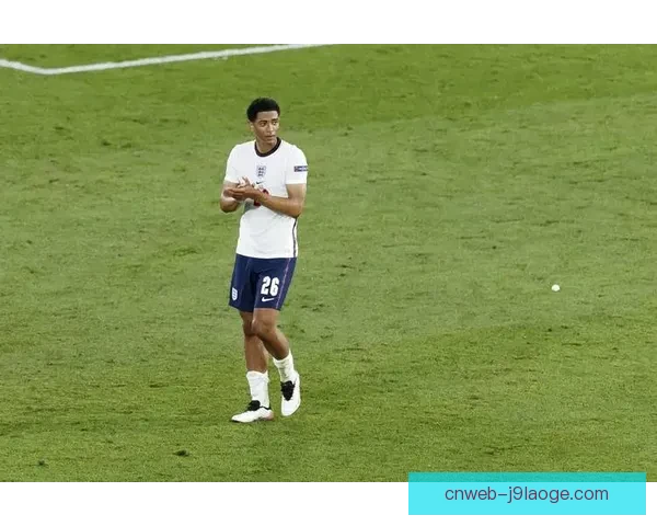贝林厄姆赛后将球衣赠送给残障小球迷温暖人心展现真挚情感